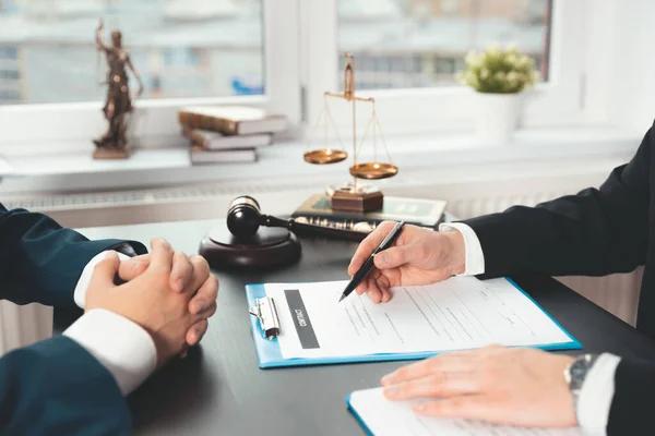 Florida Business Lawyer vs. General Attorney: What's the Difference?